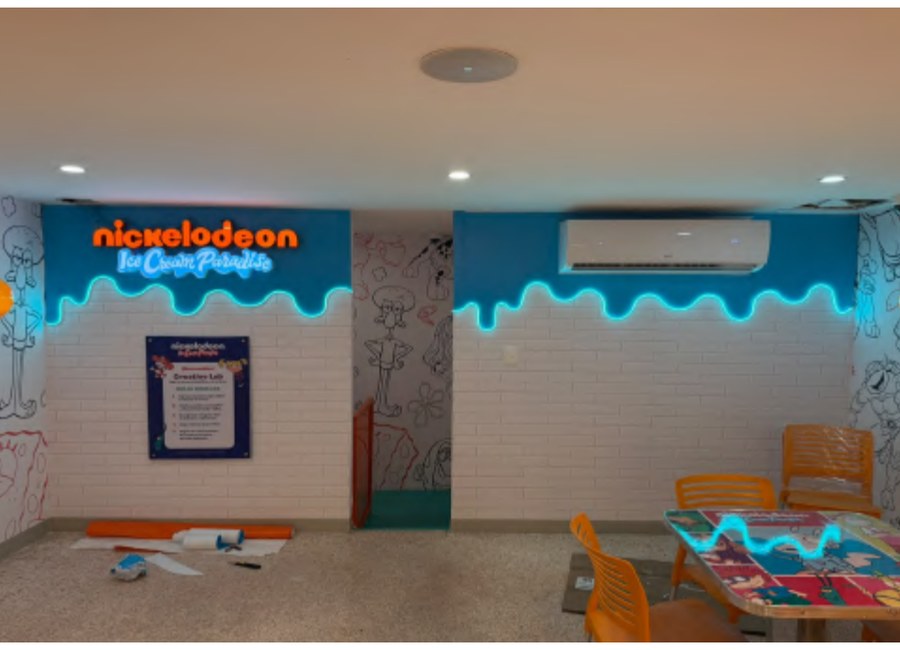 Cenefa con letrero